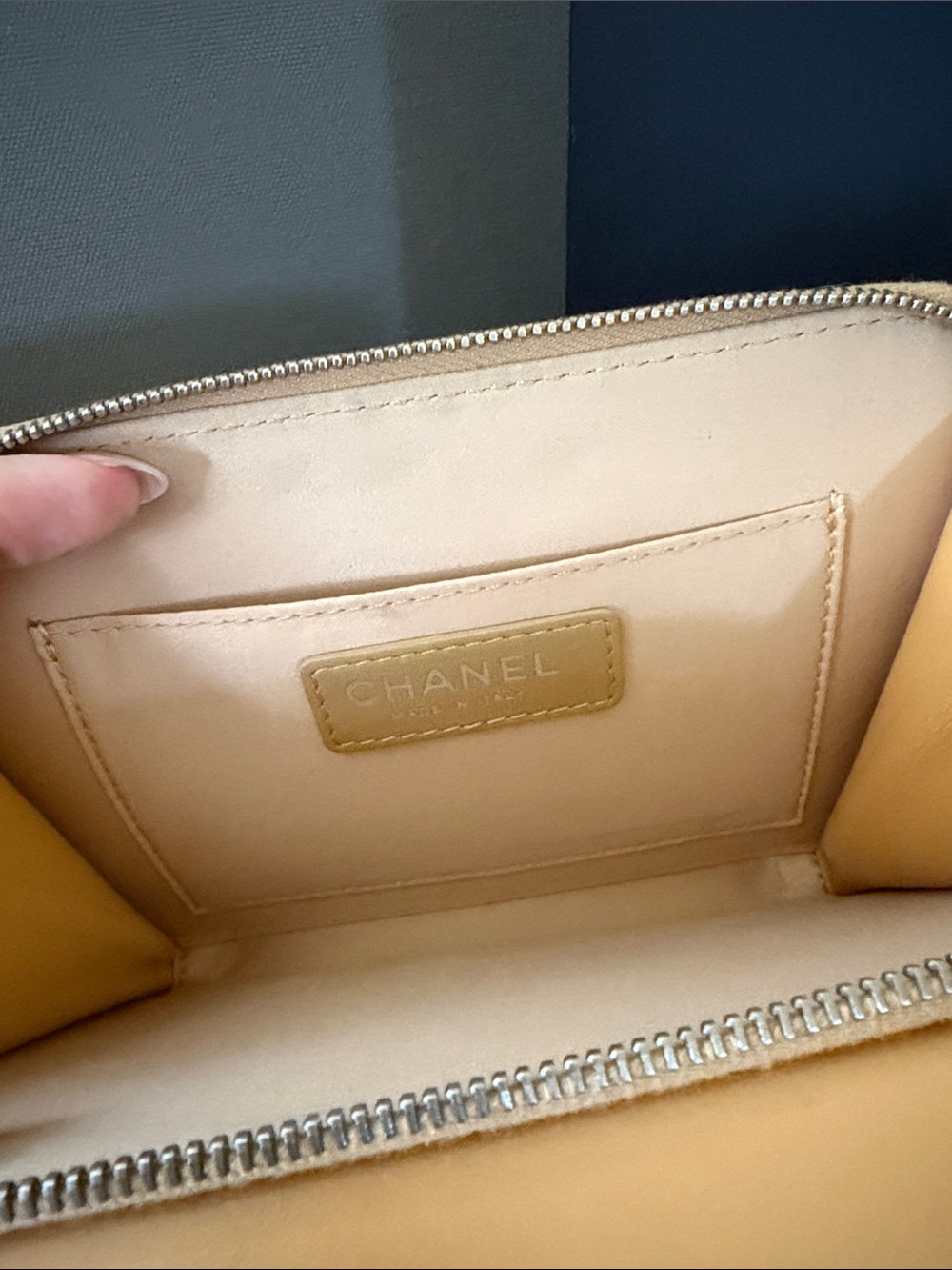 100% AUTHENTIC CHANEL Quilted Crossbody Bag Camel Leather VERY good condition - Picture 7 of 10